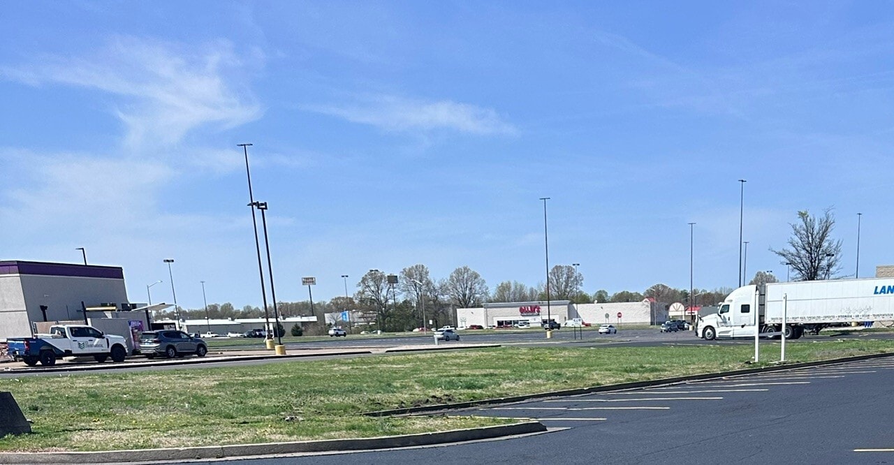 3180 James Sanders Blvd portefeuille de 2 propriétés à vendre sur LoopNet.ca Photo principale- Image 1 de 3