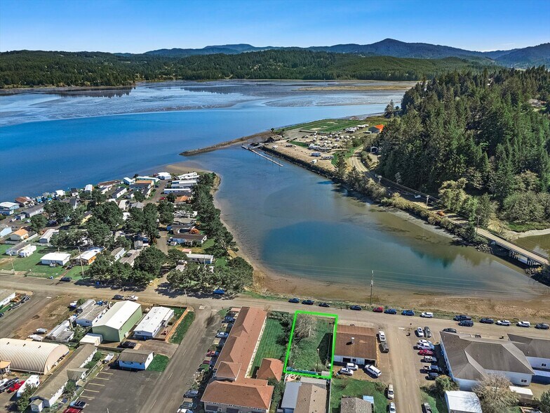 840 NE Mill St, Waldport, OR à vendre - Photo du bâtiment - Image 1 de 7