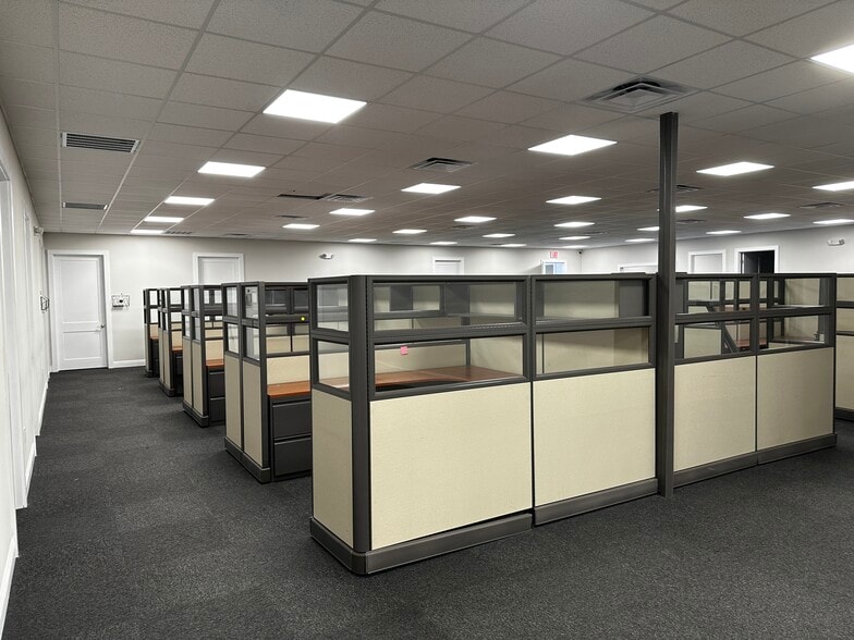 13809 Monroes Business Park, Tampa, FL à louer - Photo du bâtiment - Image 3 de 7