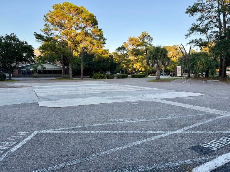 3 Regency Pky, Hilton Head Island, SC à vendre - Photo du bâtiment - Image 3 de 5