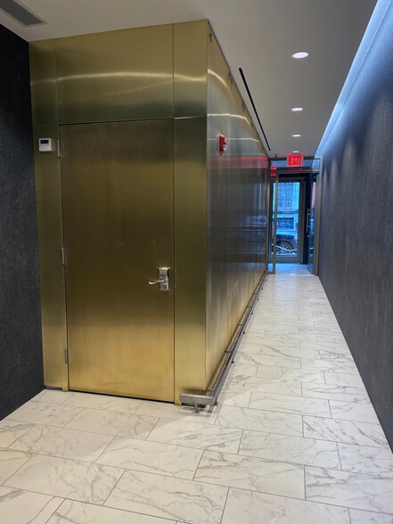 251 E 33rd St, New York, NY for lease - Lobby - Image 3 of 16