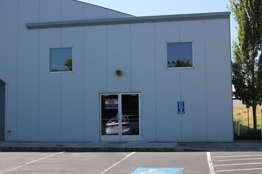 3052 Samike Dr, Medford, OR for lease - Building Photo - Image 2 of 4