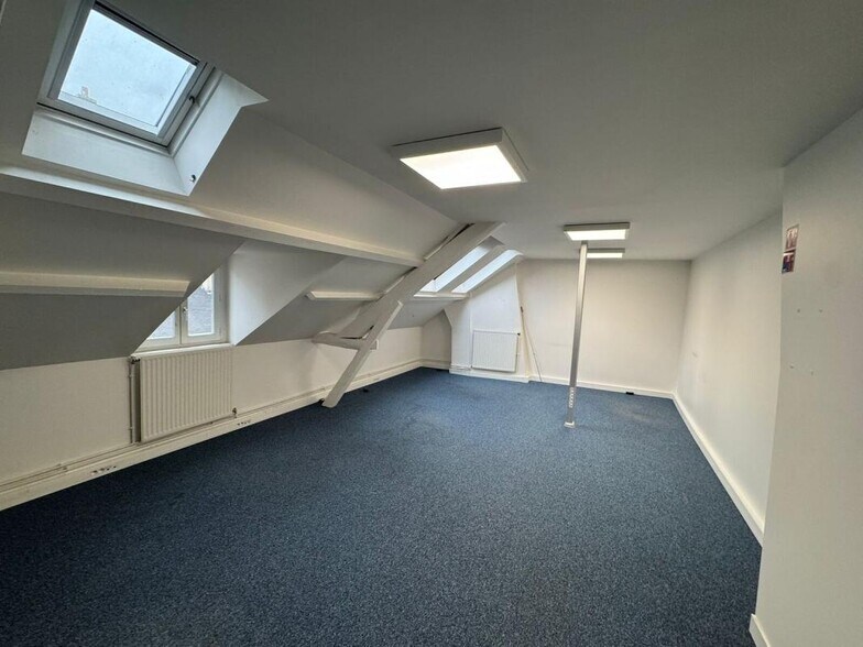 Office in Versailles for lease - Building Photo - Image 3 of 15