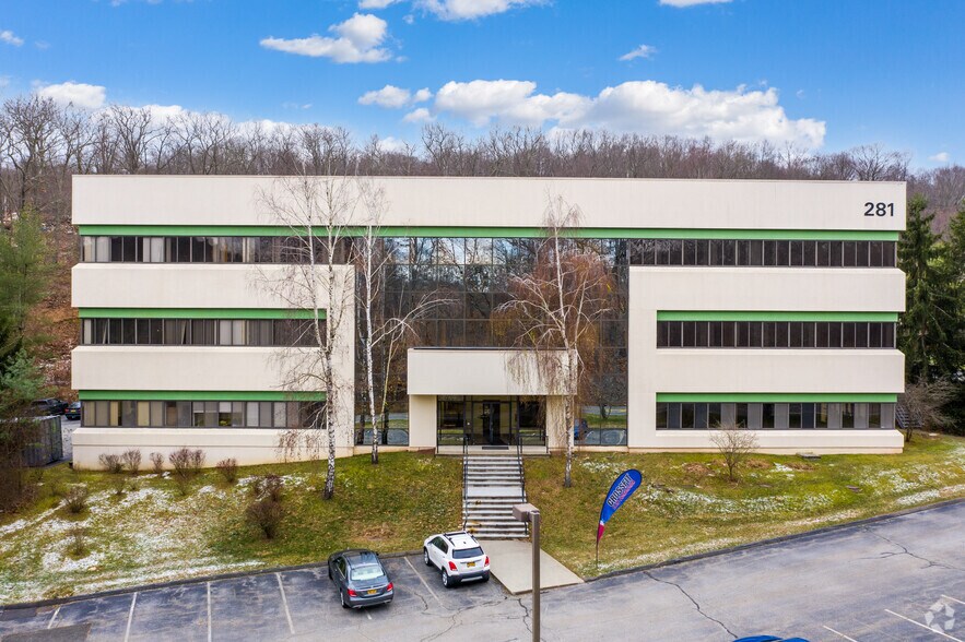 281 Fields Ln, Brewster Village, NY à louer - Photo du bâtiment - Image 2 de 8