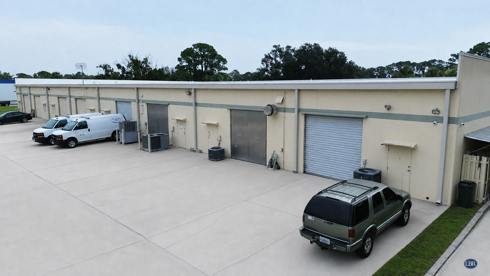 250 East Dr, Melbourne, FL à louer - Photo du bâtiment - Image 2 de 8