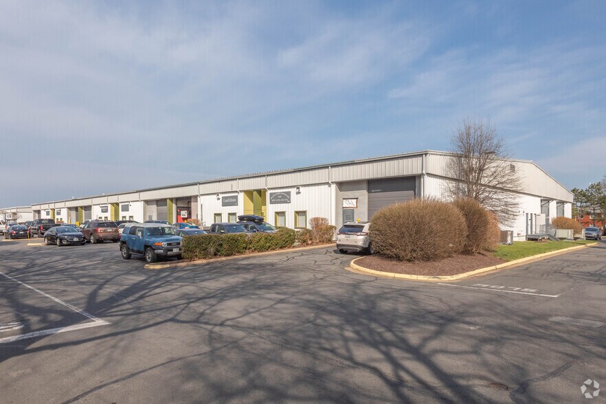 308-330 Victory Dr, Herndon, VA à louer - Photo du bâtiment - Image 3 de 4