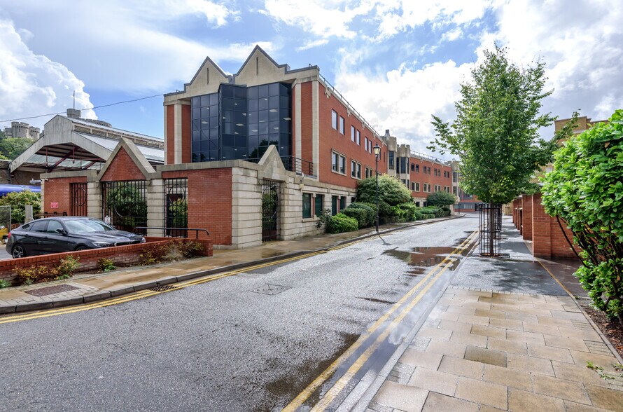 Riverside Walk, Windsor à louer - Photo du bâtiment - Image 3 de 8