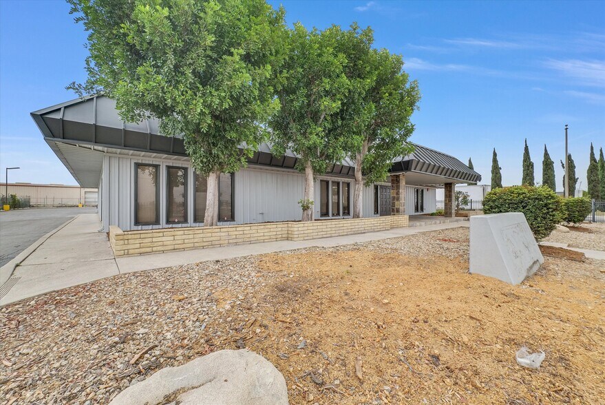 15384 Arrow Blvd, Fontana, CA à louer - Photo du bâtiment - Image 2 de 35