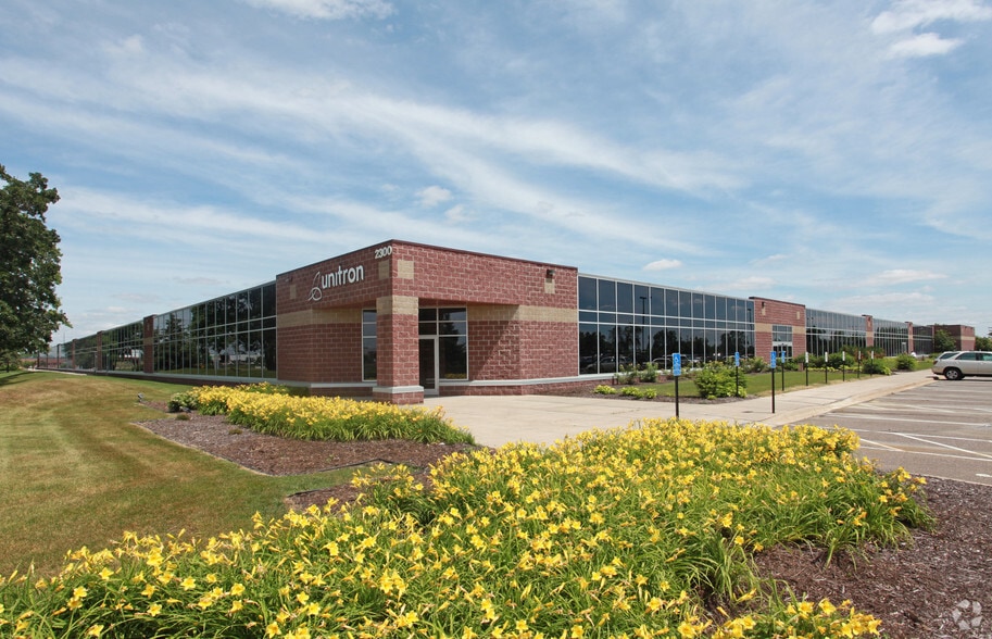 2300 Berkshire Ln N, Plymouth, MN à louer - Photo du bâtiment - Image 1 de 11