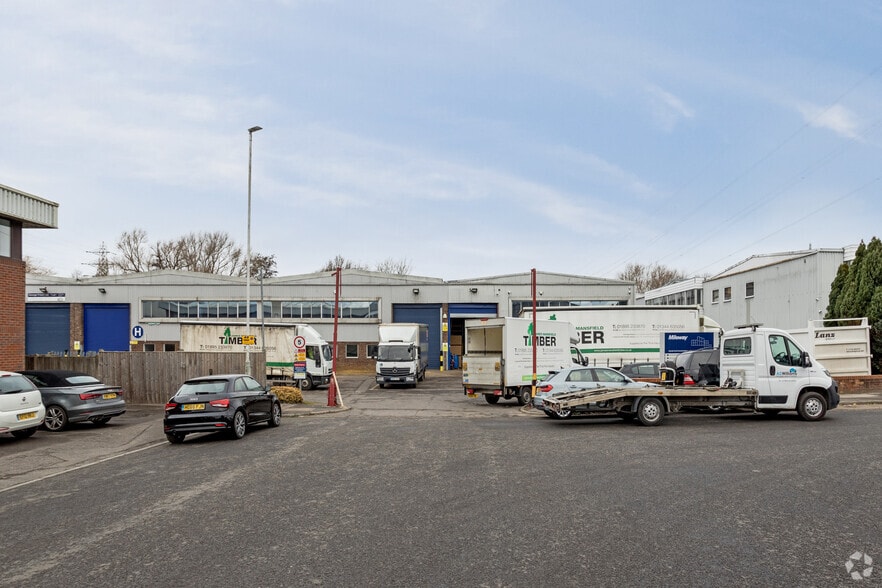 Eskdale Rd, Uxbridge à louer - Photo du bâtiment - Image 2 de 6