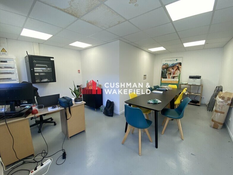 Flex in Colomiers for lease - Interior Photo - Image 3 of 4