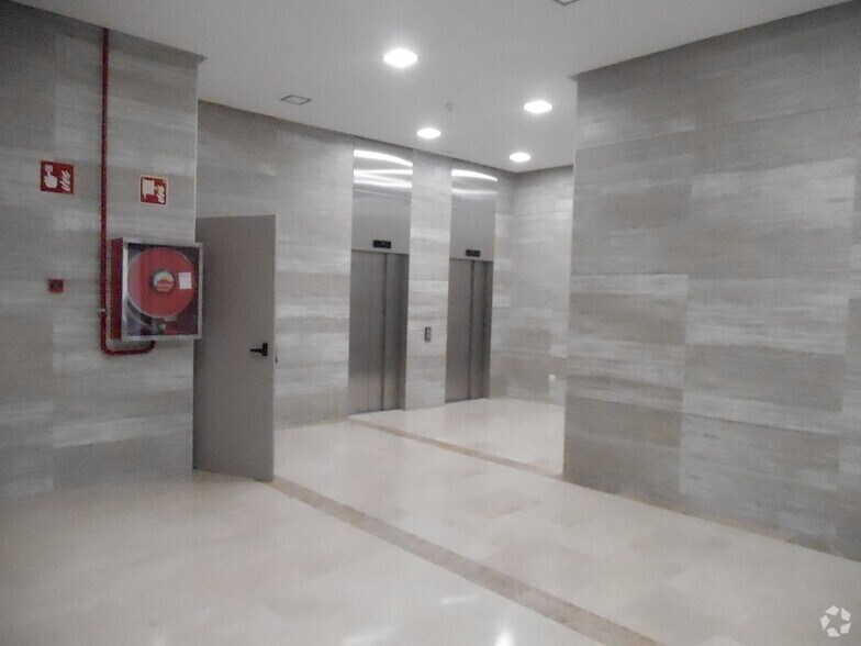 Office in Madrid, Madrid for lease - Building Photo - Image 2 of 11