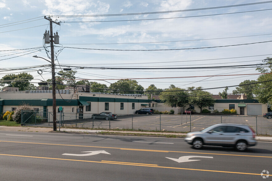 275 Dixon Ave, Amityville, NY for sale - Building Photo - Image 3 of 16