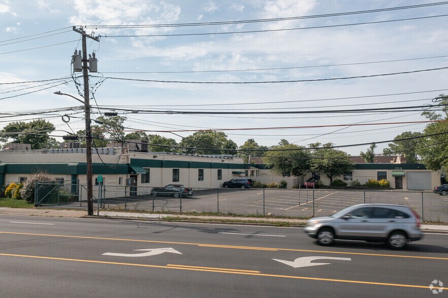 275 Dixon Ave, Amityville, NY à vendre - Photo du bâtiment - Image 3 de 16