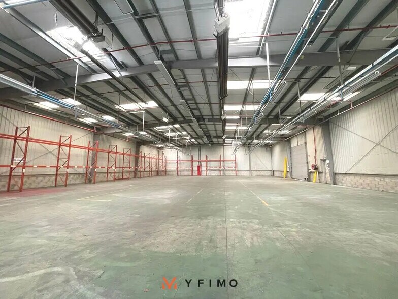 Flex in Les Mureaux for lease - Interior Photo - Image 2 of 3