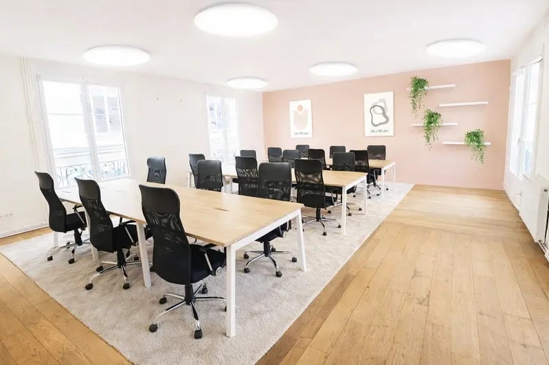 132 Rue Du Faubourg Saint-Denis, Paris for lease - Interior Photo - Image 1 of 5