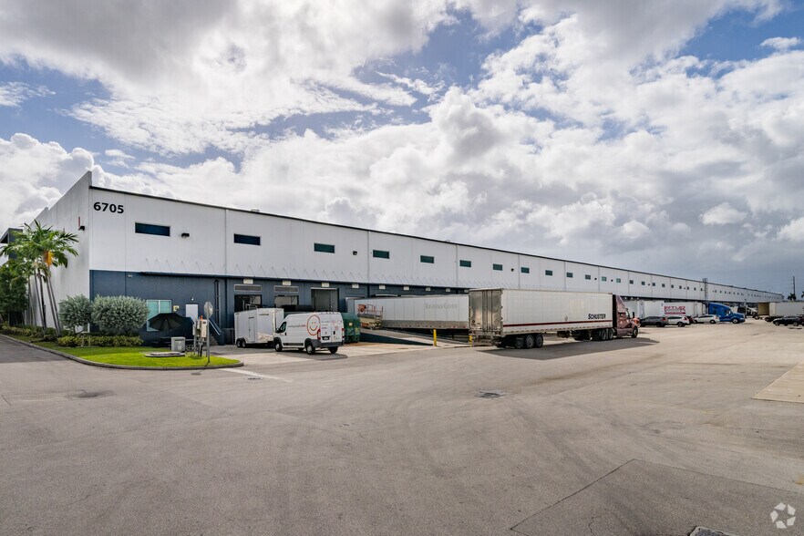 6705 NW 36th St, Miami, FL for lease - Building Photo - Image 3 of 4