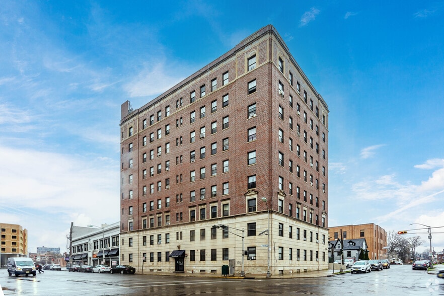 Grove & Harrison Portfolio portfolio of 2 properties for sale on LoopNet.ca - Primary Photo - Image 2 of 6