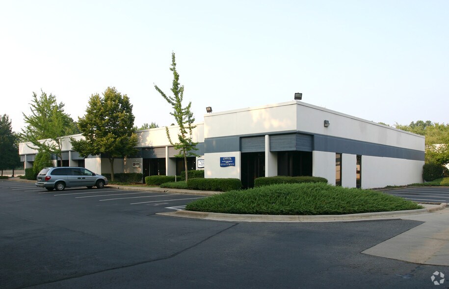 2828 Queen City Dr, Charlotte, NC à louer - Photo du bâtiment - Image 3 de 5