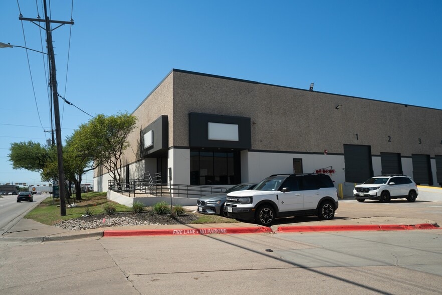 601-611 W Mockingbird Ln, Dallas, TX for lease - Building Photo - Image 2 of 5