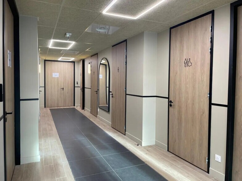 Office in Pessac for lease - Interior Photo - Image 2 of 9