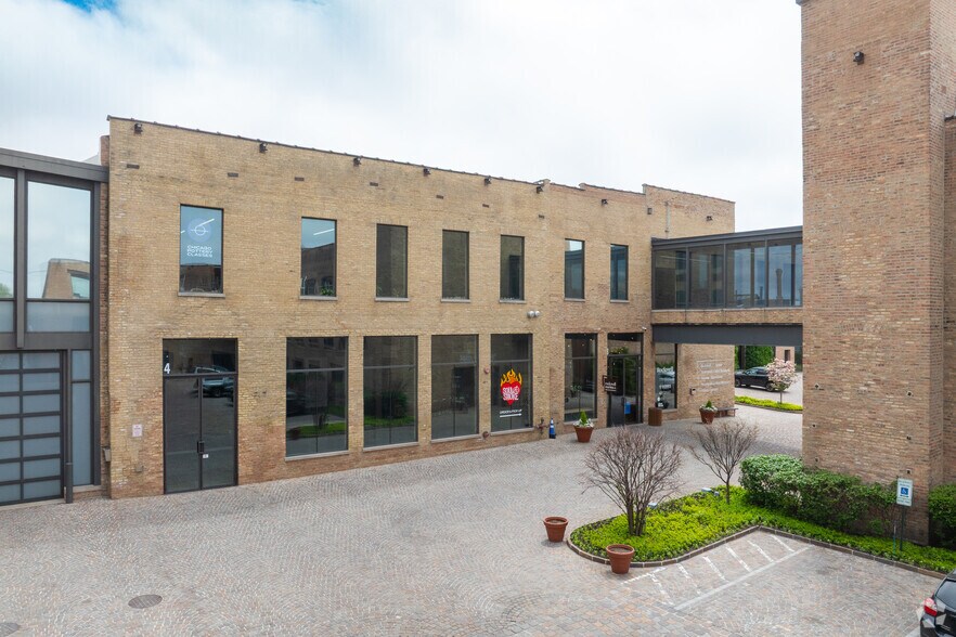 3057 N Rockwell St, Chicago, IL à louer - Photo du bâtiment - Image 2 de 22