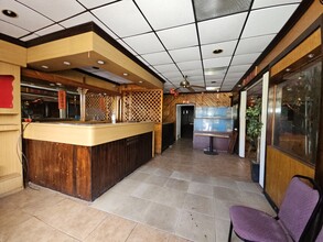 1224 NE 163rd St, North Miami Beach, FL à vendre Photo intérieure- Image 2 de 11