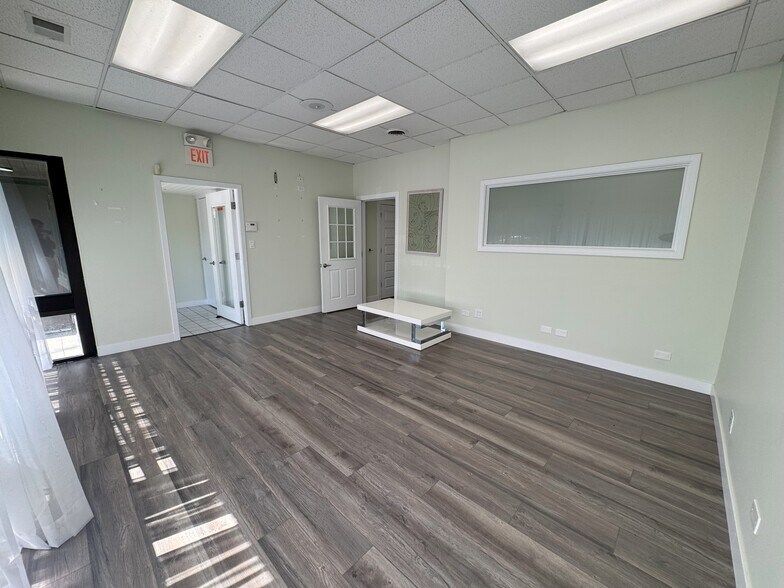 939 N Plum Grove Rd, Schaumburg, IL à louer - Photo du bâtiment - Image 2 de 16