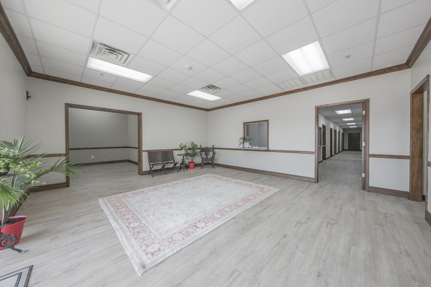 5328 Cypress St, West Monroe, LA for sale - Lobby - Image 1 of 1