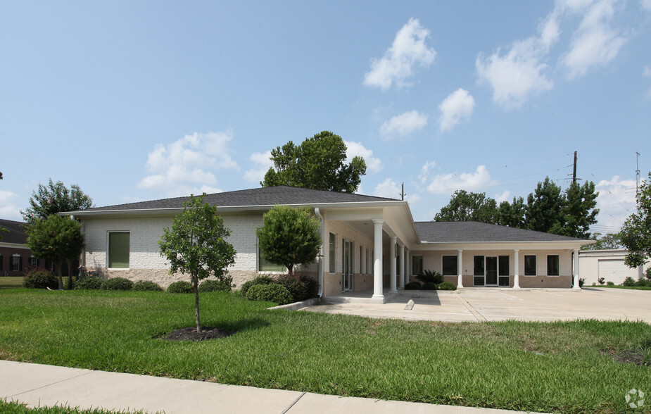 17385 Village Green Dr, Houston, TX for sale - Building Photo - Image 1 of 1