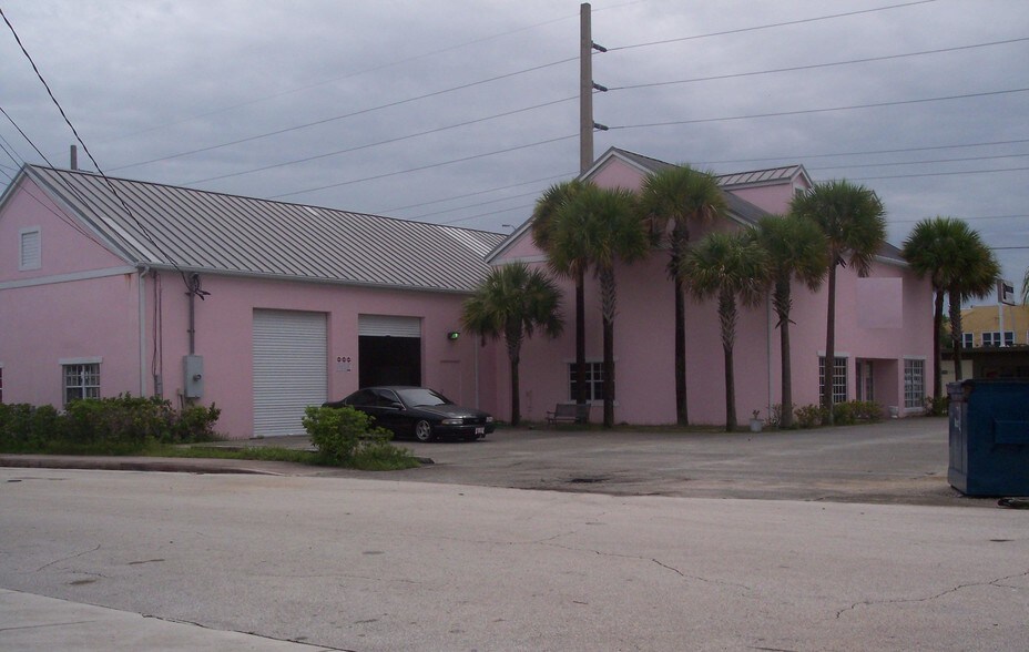 317 SW Federal Hwy, Stuart, FL à louer - Photo du bâtiment - Image 2 de 2