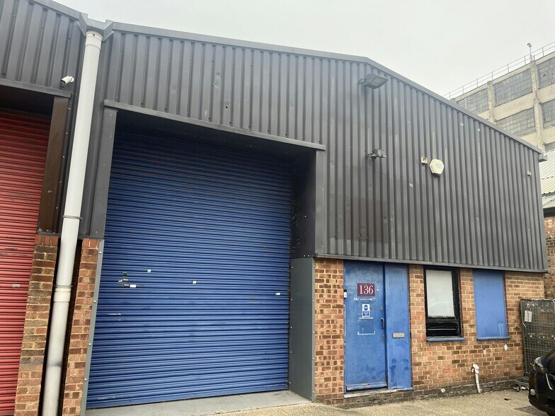 Clayton Rd, Hayes à louer - Photo du bâtiment - Image 1 de 2