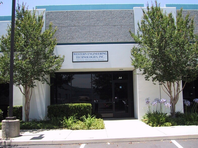 2125 Wright Ave, La Verne, CA à louer - Photo du bâtiment - Image 2 de 5