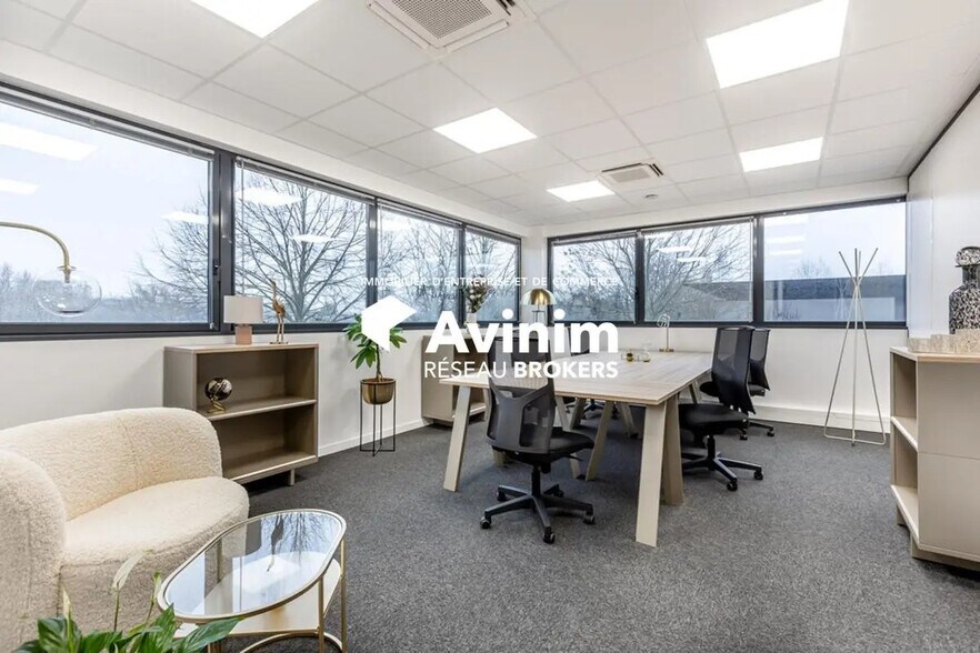 Bureau dans Élancourt à louer - Photo du bâtiment - Image 3 de 9