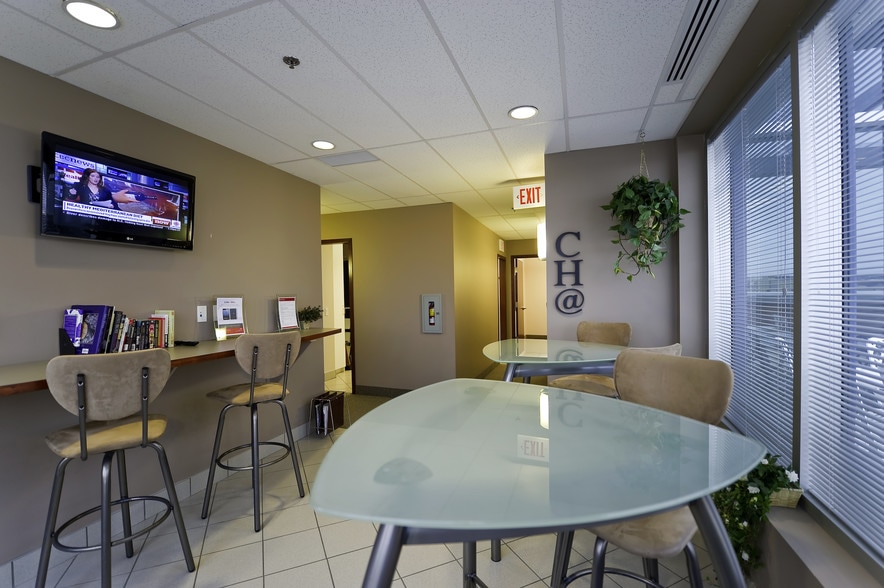 421 7th Ave SW, Calgary, AB for lease - Interior Photo - Image 2 of 17