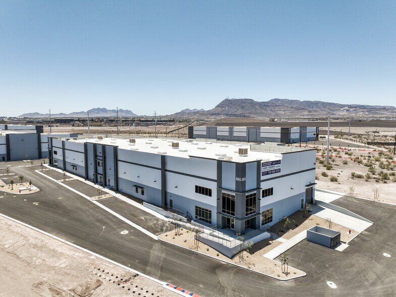 691 W Warm Springs Rd, Henderson, NV à louer - Photo du bâtiment - Image 2 de 6