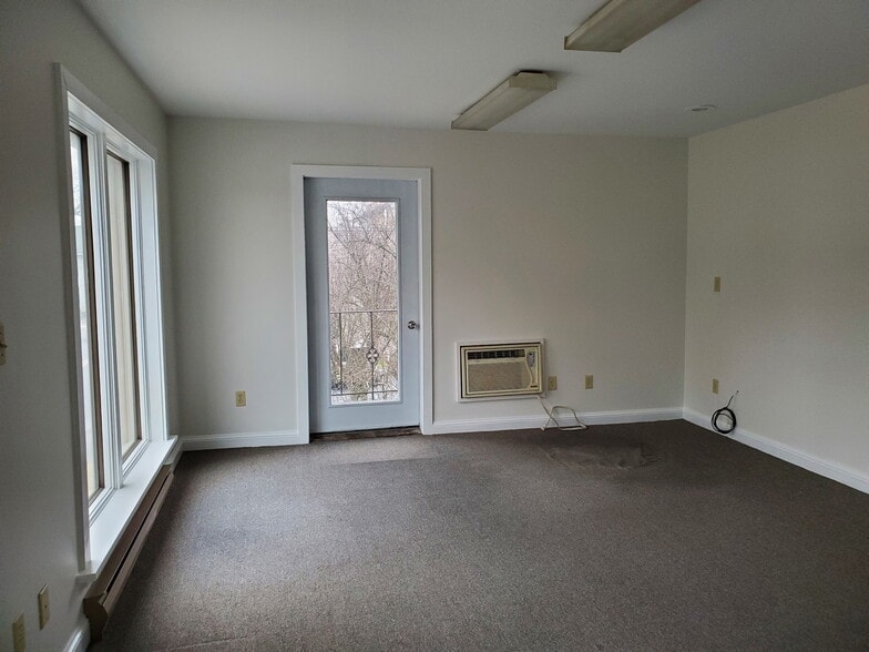 78 S Courtland St, East Stroudsburg, PA for lease - Building Photo - Image 3 of 11