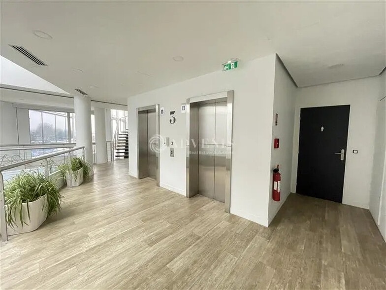 Office in Villepinte for lease - Building Photo - Image 2 of 9