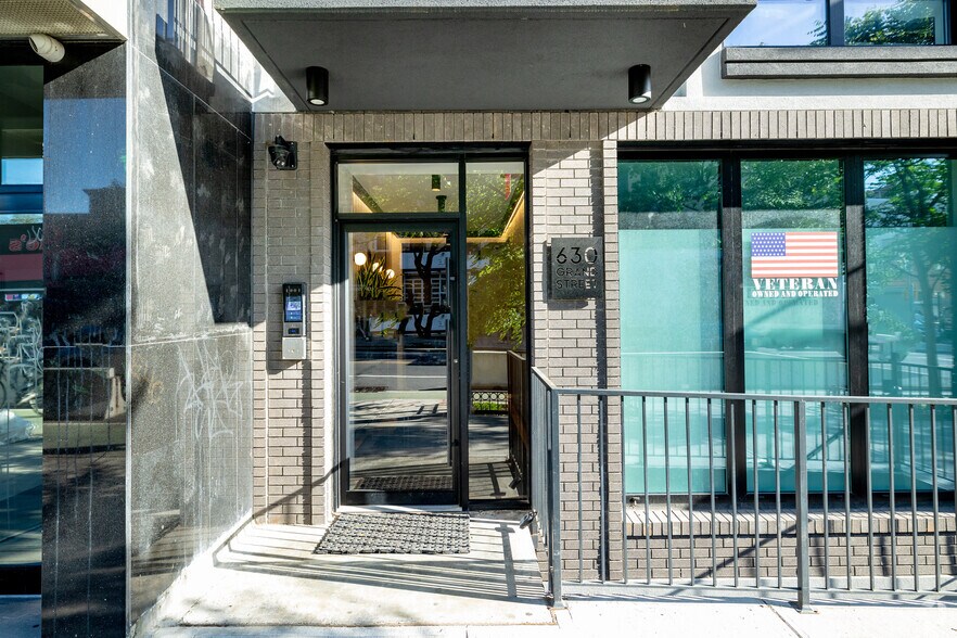 630 Grand St, Brooklyn, NY à vendre - Photo du bâtiment - Image 2 de 5