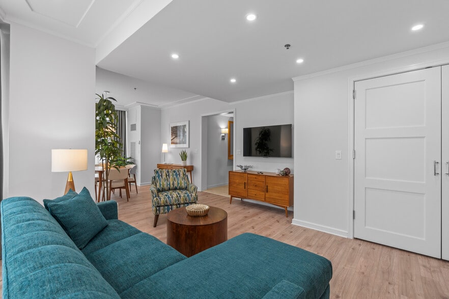 The Renaissance 8 Luxury Suite Portfolio portefeuille de 2 propriétés à vendre sur LoopNet.ca - Photo intérieure - Image 3 de 7