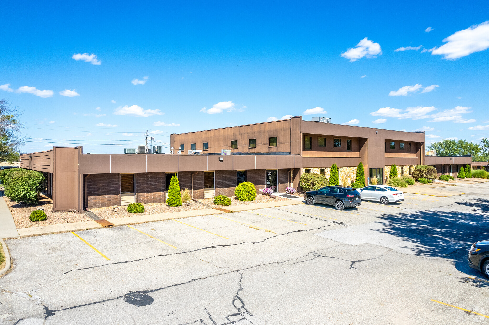 8350 Hickman Rd, Clive, IA for lease Primary Photo- Image 1 of 5