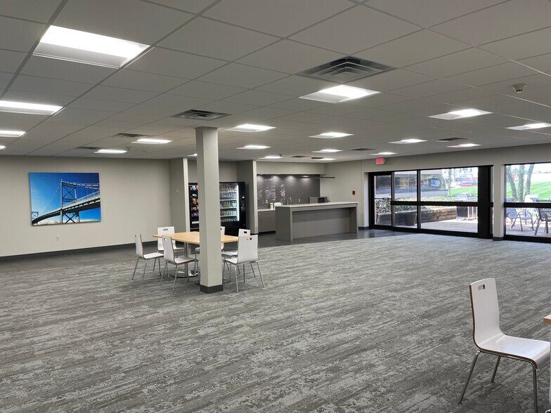 480 W Dussel Dr, Maumee, OH à louer - Photo intérieure - Image 3 de 6