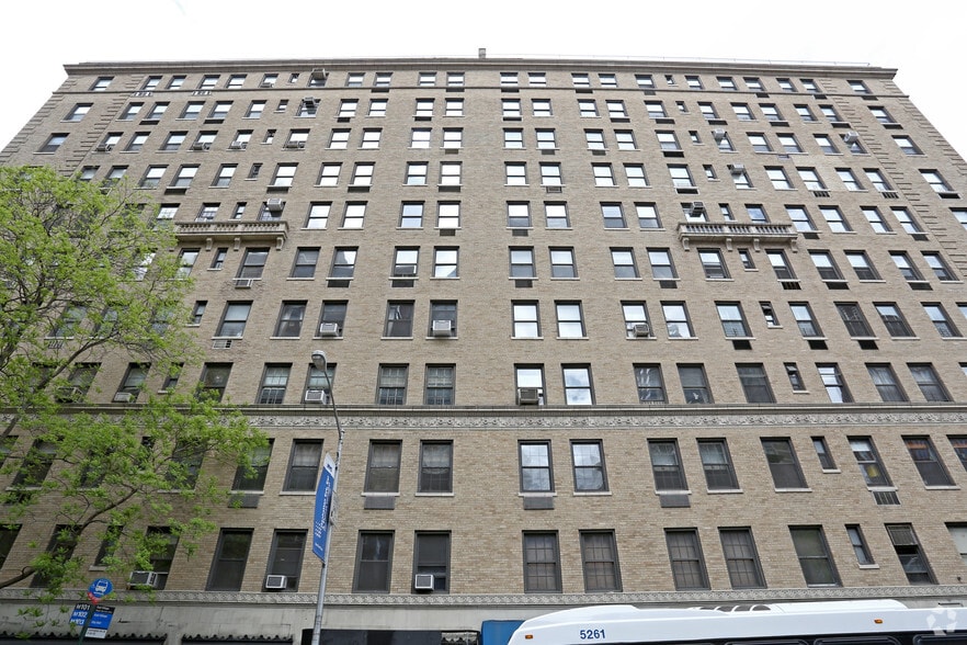 826-842 Lexington Ave, New York, NY for lease - Building Photo - Image 3 of 6