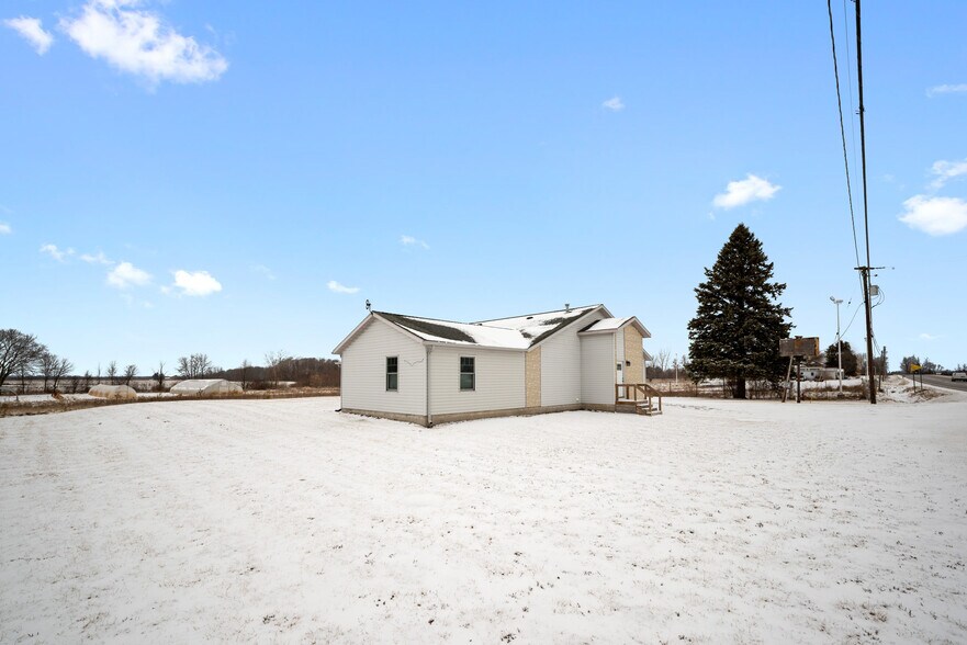 6163 N Meridian Rd, Hope, MI à vendre - Photo du bâtiment - Image 2 de 31