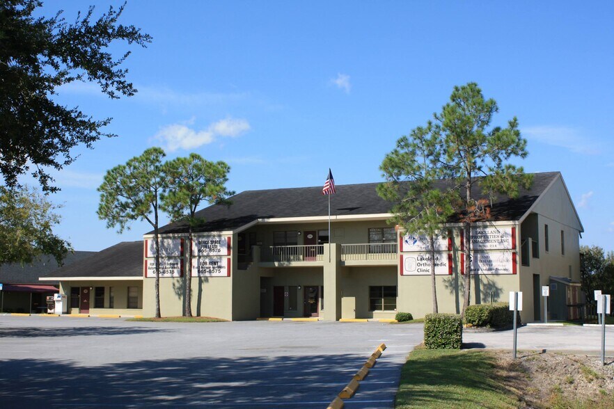 2000 E Edgewood Dr, Lakeland, FL à louer - Photo du bâtiment - Image 2 de 12