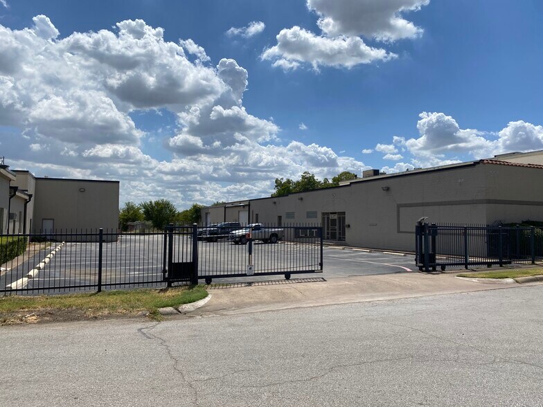 301 W Arlington Ave, Fort Worth, TX à vendre - Photo du bâtiment - Image 2 de 17