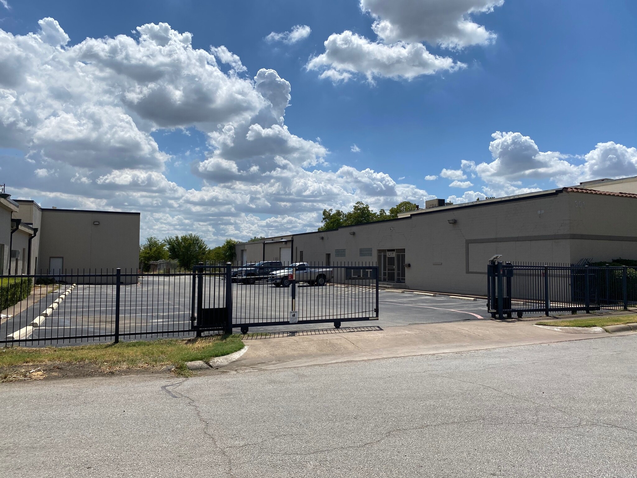 301 W Arlington Ave, Fort Worth, TX for lease Primary Photo- Image 1 of 18