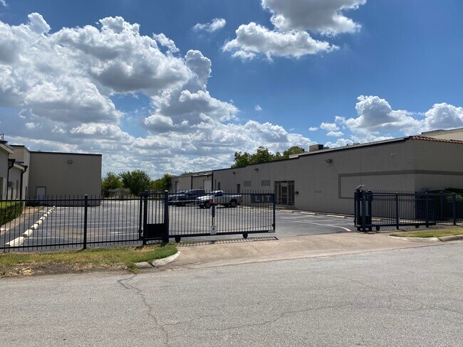 Plus de détails pour 301 W Arlington Ave, Fort Worth, TX - Industriel à louer