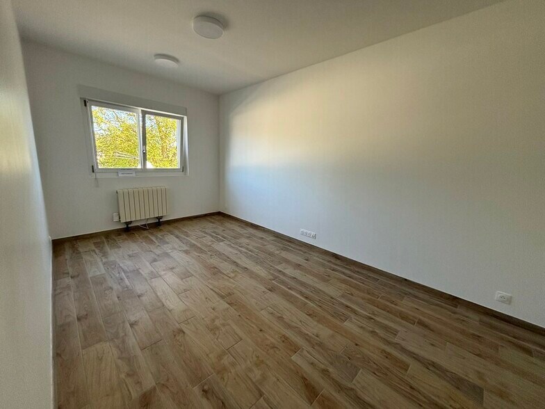Office in Lucé for lease - Interior Photo - Image 2 of 5