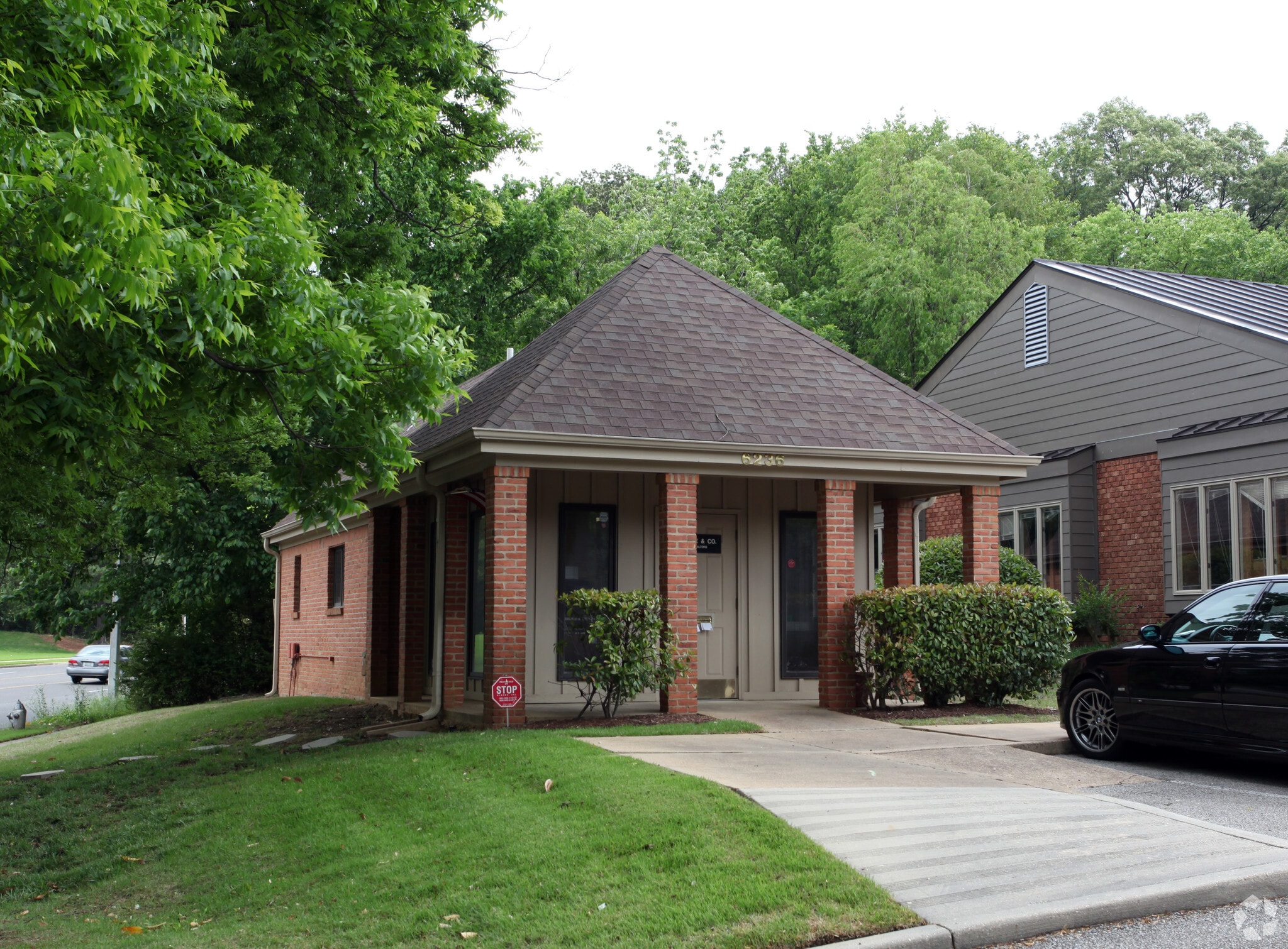 6236 Poplar Ave, Memphis, TN for sale Primary Photo- Image 1 of 3